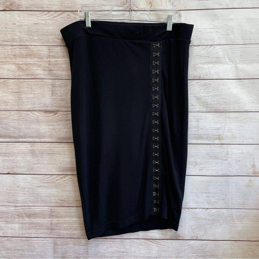 TORRID‎ PONTE KNIT HOOK AND EYE SKIRT IN BLACK